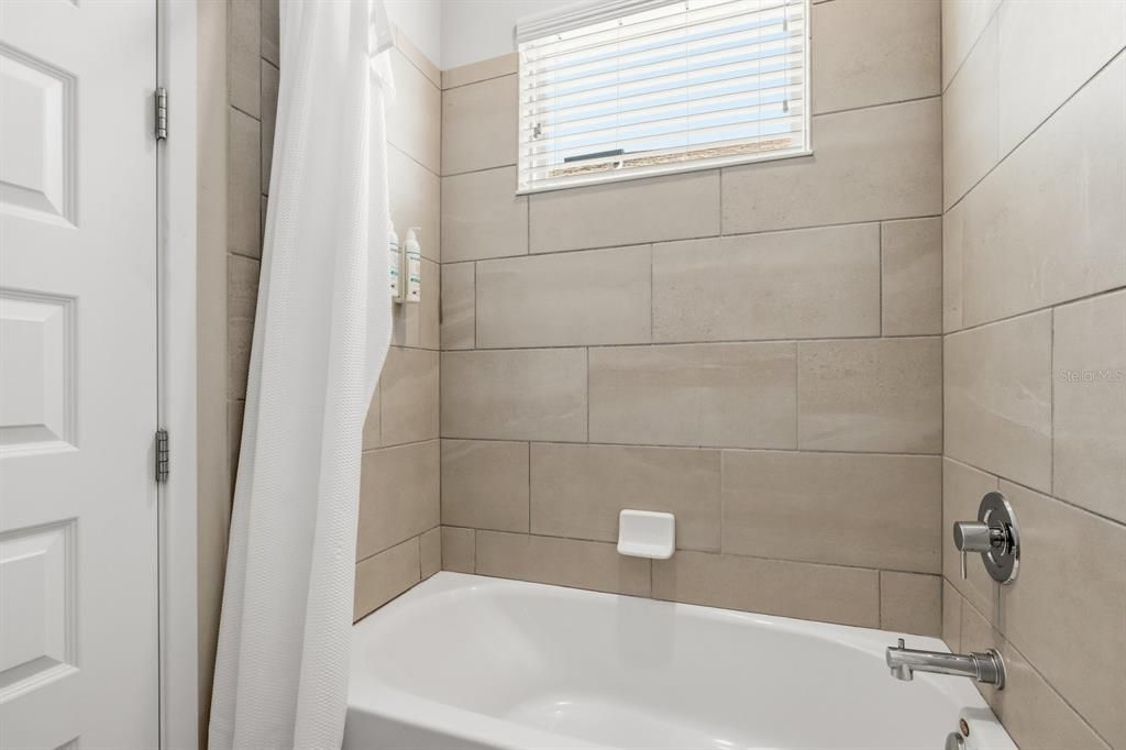 合同活跃: $820,000 (8 贝兹, 6 浴室, 3618 平方英尺)