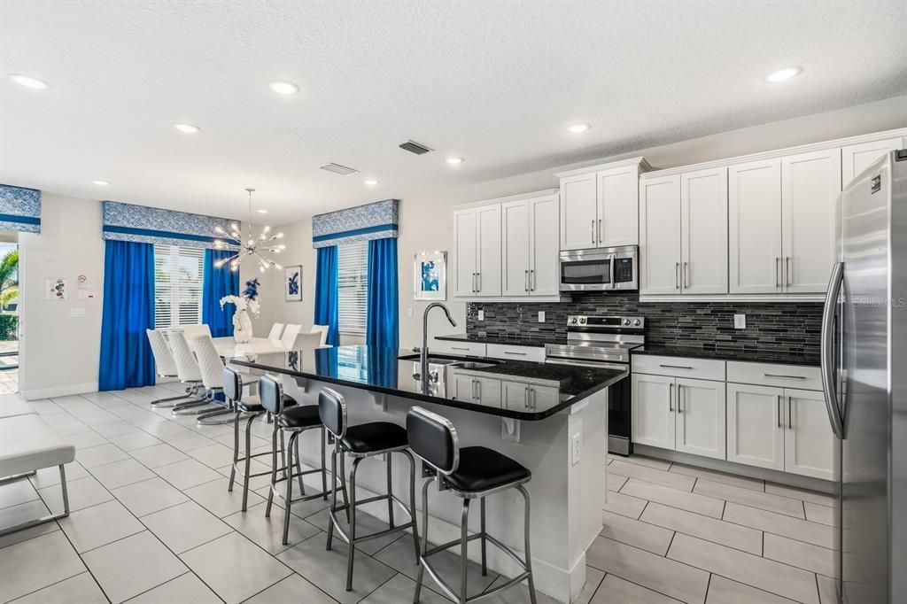 合同活跃: $820,000 (8 贝兹, 6 浴室, 3618 平方英尺)