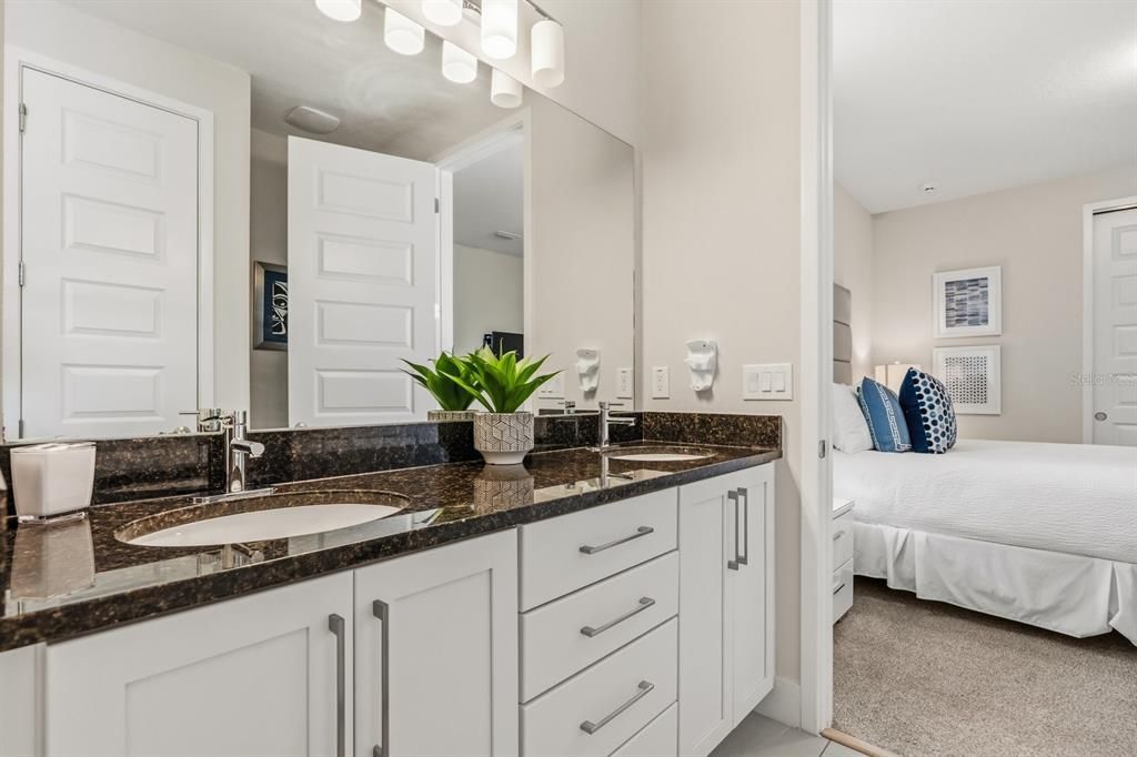 合同活跃: $820,000 (8 贝兹, 6 浴室, 3618 平方英尺)