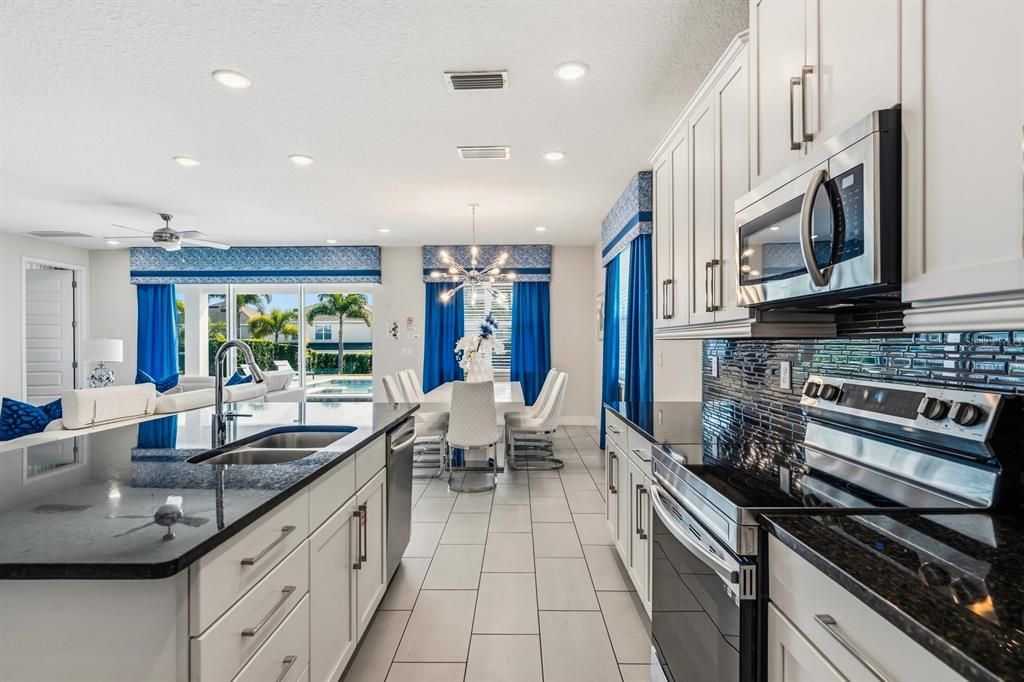 合同活跃: $820,000 (8 贝兹, 6 浴室, 3618 平方英尺)