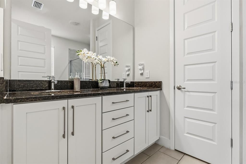 合同活跃: $820,000 (8 贝兹, 6 浴室, 3618 平方英尺)