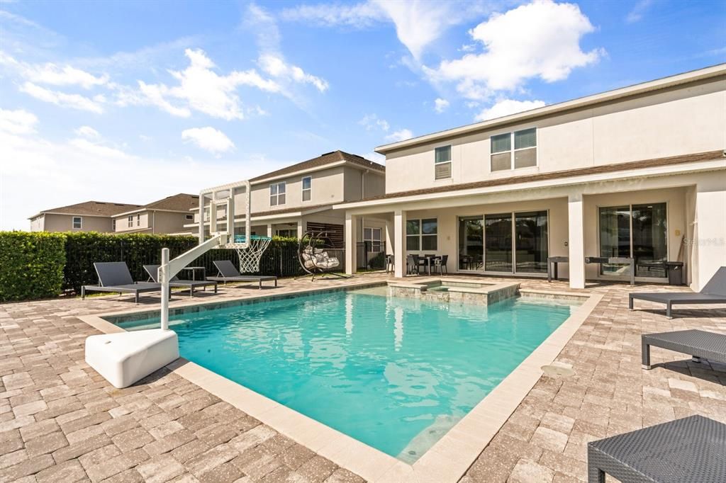 合同活跃: $820,000 (8 贝兹, 6 浴室, 3618 平方英尺)