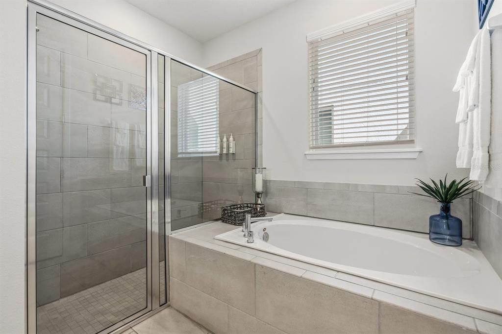 合同活跃: $820,000 (8 贝兹, 6 浴室, 3618 平方英尺)