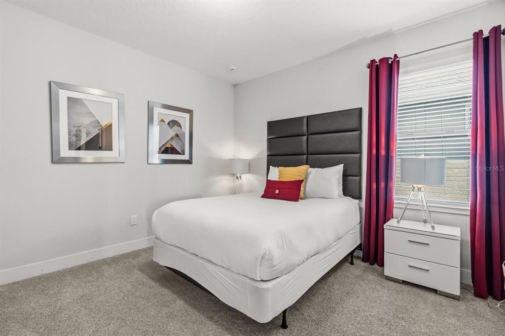 合同活跃: $820,000 (8 贝兹, 6 浴室, 3618 平方英尺)