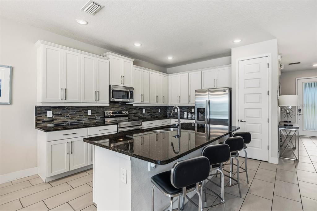 合同活跃: $820,000 (8 贝兹, 6 浴室, 3618 平方英尺)