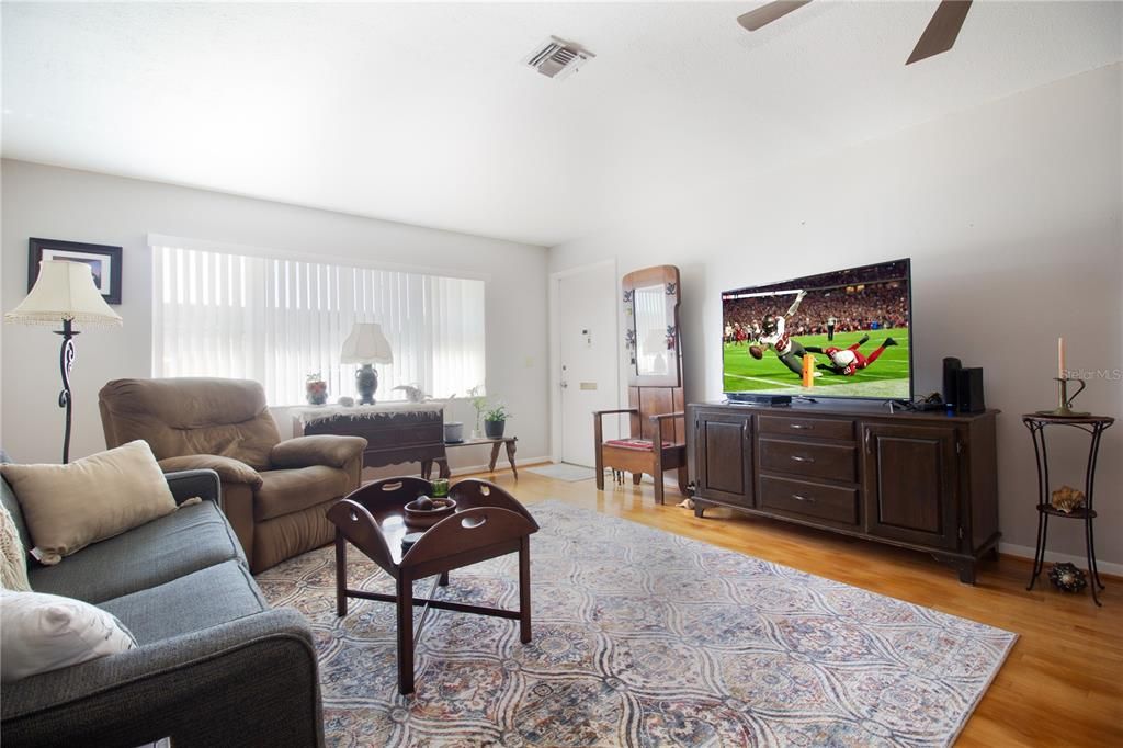 Activo con contrato: $135,000 (2 camas, 2 baños, 1109 Pies cuadrados)