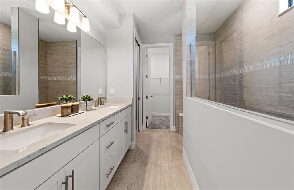 Activo con contrato: $454,900 (4 camas, 3 baños, 2894 Pies cuadrados)