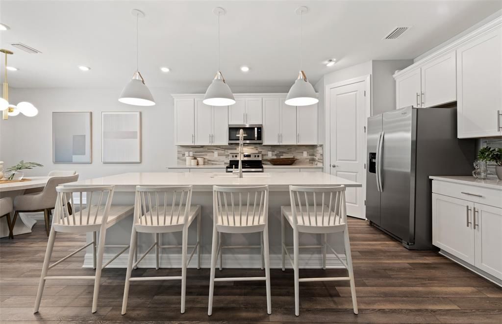 Activo con contrato: $454,900 (4 camas, 3 baños, 2894 Pies cuadrados)