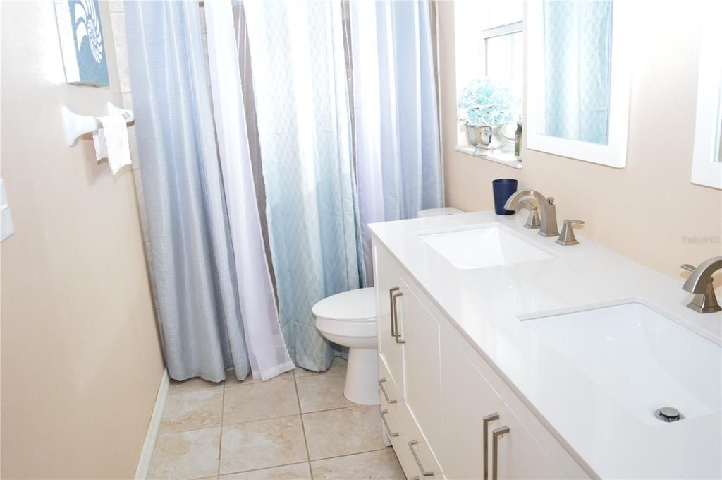 Active With Contract: $315,000 (3 beds, 2 baths, 1662 Square Feet)