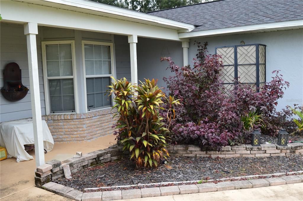 Active With Contract: $315,000 (3 beds, 2 baths, 1662 Square Feet)