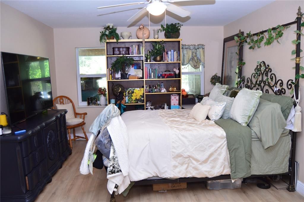 Active With Contract: $315,000 (3 beds, 2 baths, 1662 Square Feet)