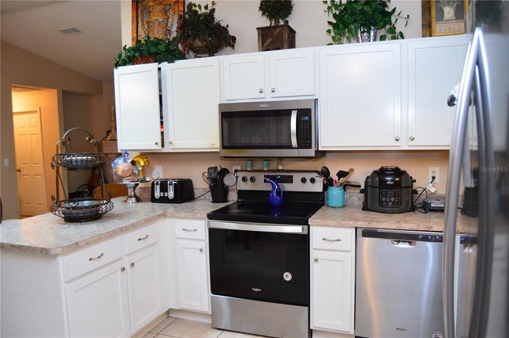 Active With Contract: $315,000 (3 beds, 2 baths, 1662 Square Feet)