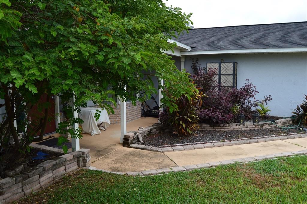 Active With Contract: $315,000 (3 beds, 2 baths, 1662 Square Feet)