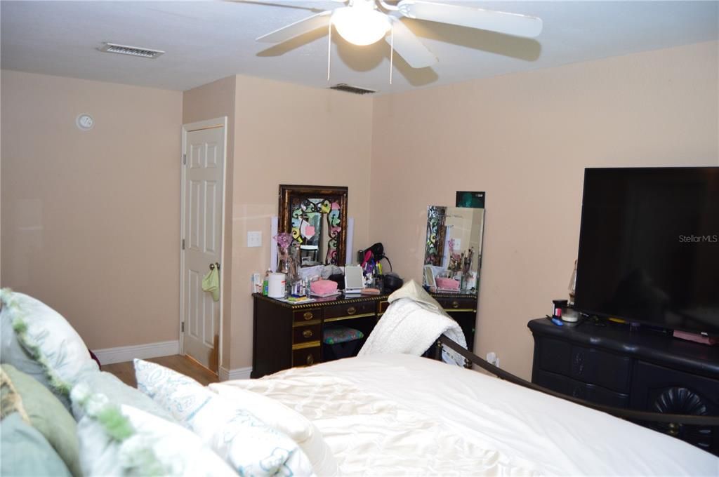 Active With Contract: $315,000 (3 beds, 2 baths, 1662 Square Feet)