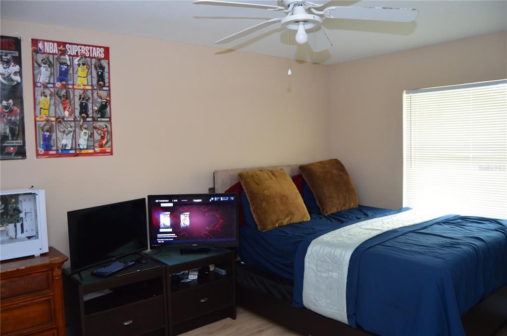 Active With Contract: $315,000 (3 beds, 2 baths, 1662 Square Feet)