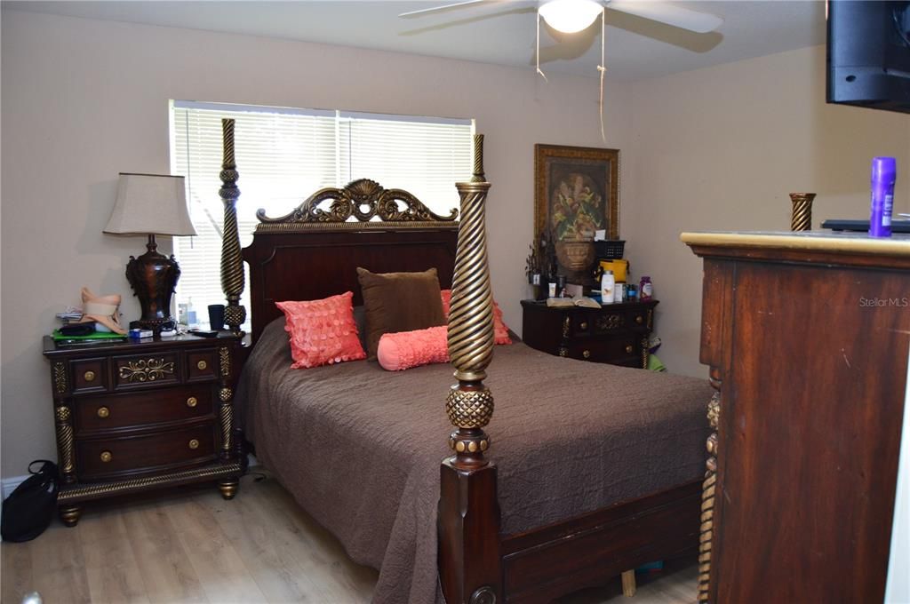 Active With Contract: $315,000 (3 beds, 2 baths, 1662 Square Feet)