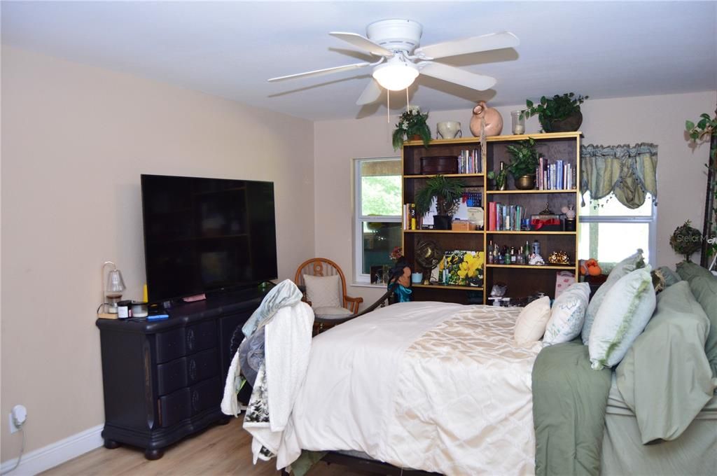 Active With Contract: $315,000 (3 beds, 2 baths, 1662 Square Feet)