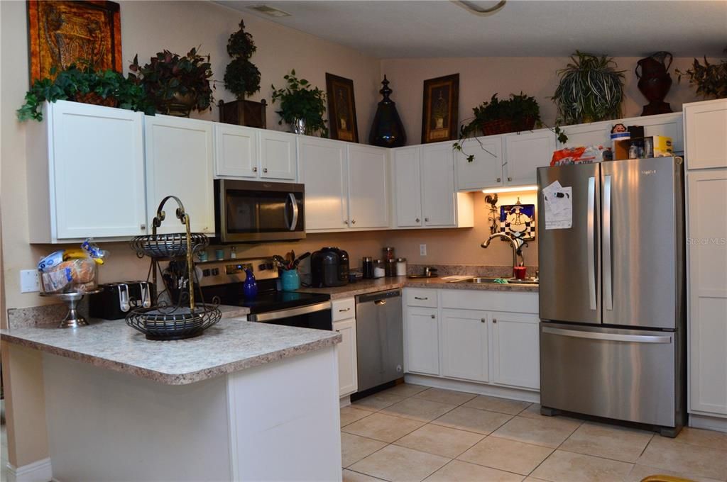 Active With Contract: $315,000 (3 beds, 2 baths, 1662 Square Feet)