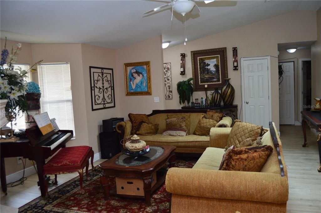 Active With Contract: $315,000 (3 beds, 2 baths, 1662 Square Feet)