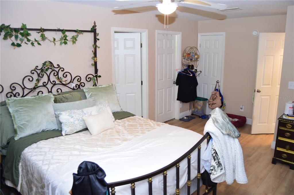 Active With Contract: $315,000 (3 beds, 2 baths, 1662 Square Feet)