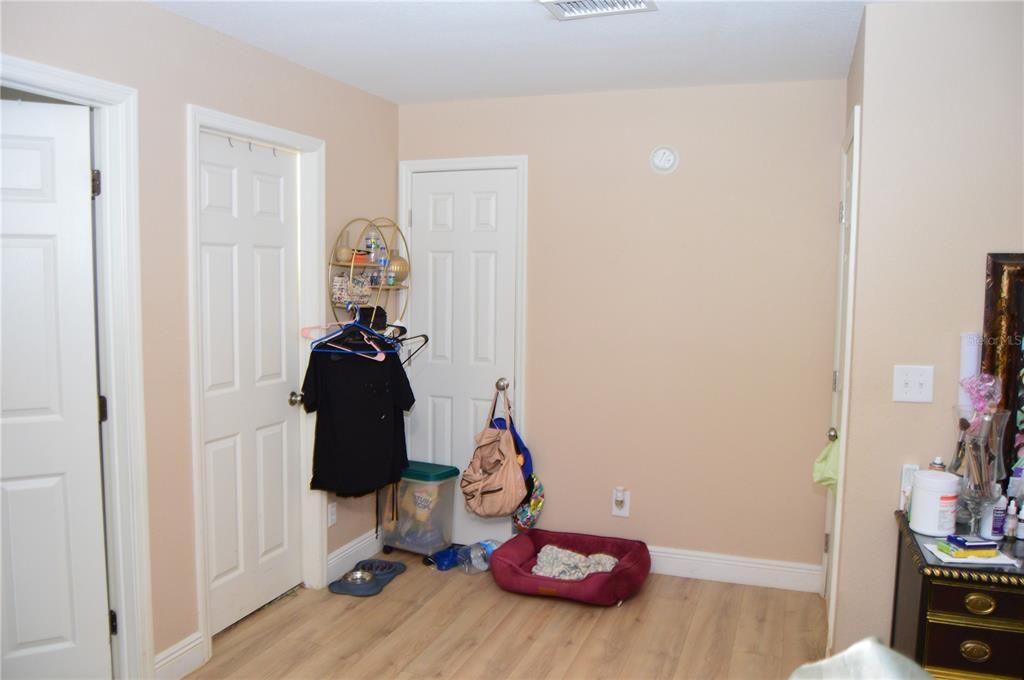 Active With Contract: $315,000 (3 beds, 2 baths, 1662 Square Feet)