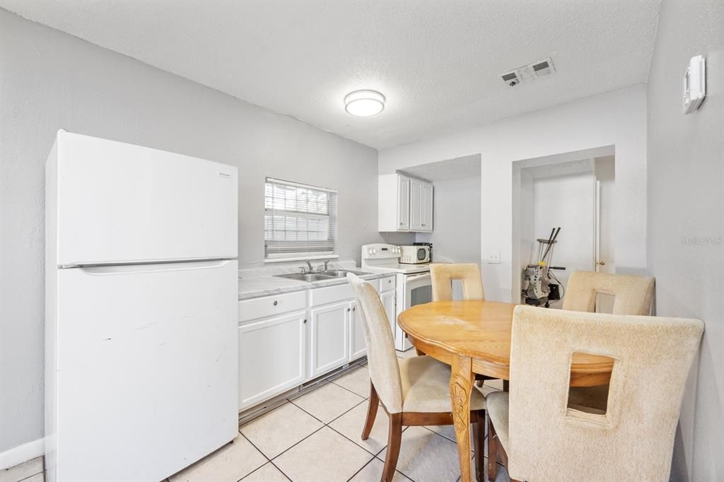 Active With Contract: $199,999 (3 beds, 1 baths, 865 Square Feet)