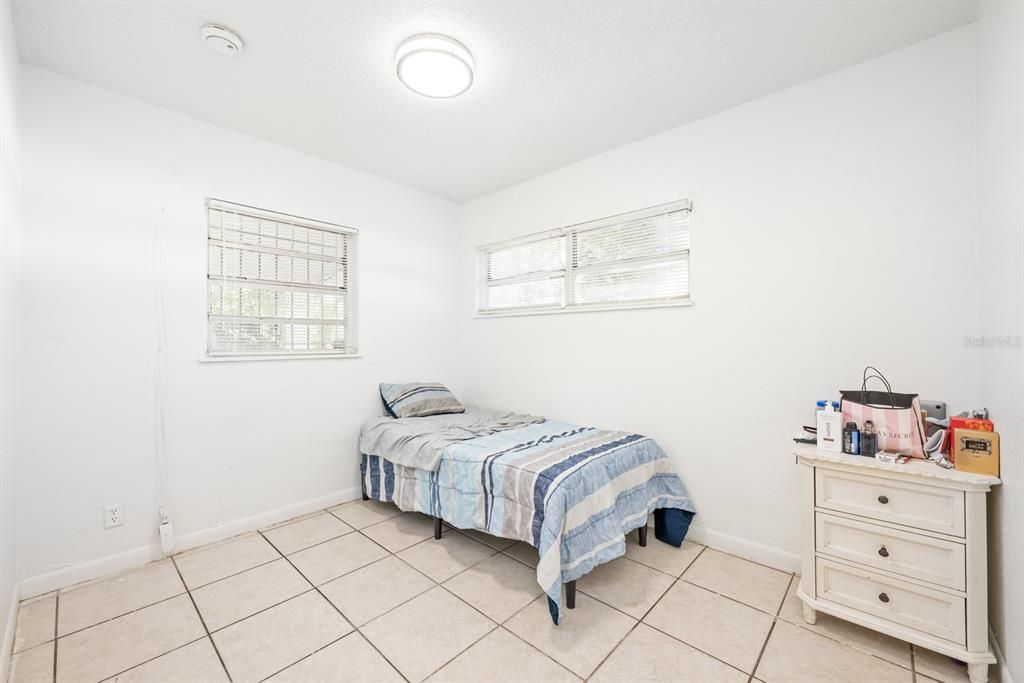 Active With Contract: $199,999 (3 beds, 1 baths, 865 Square Feet)