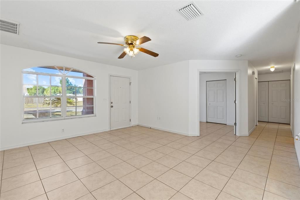 合同活跃: $325,000 (3 贝兹, 2 浴室, 1120 平方英尺)