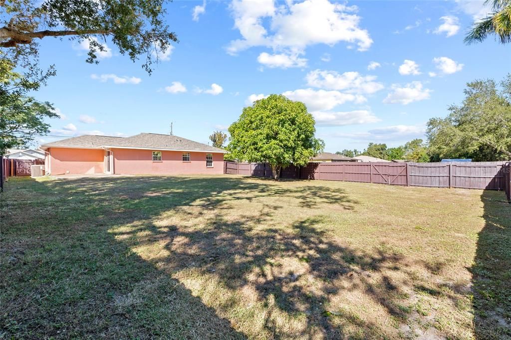 合同活跃: $325,000 (3 贝兹, 2 浴室, 1120 平方英尺)