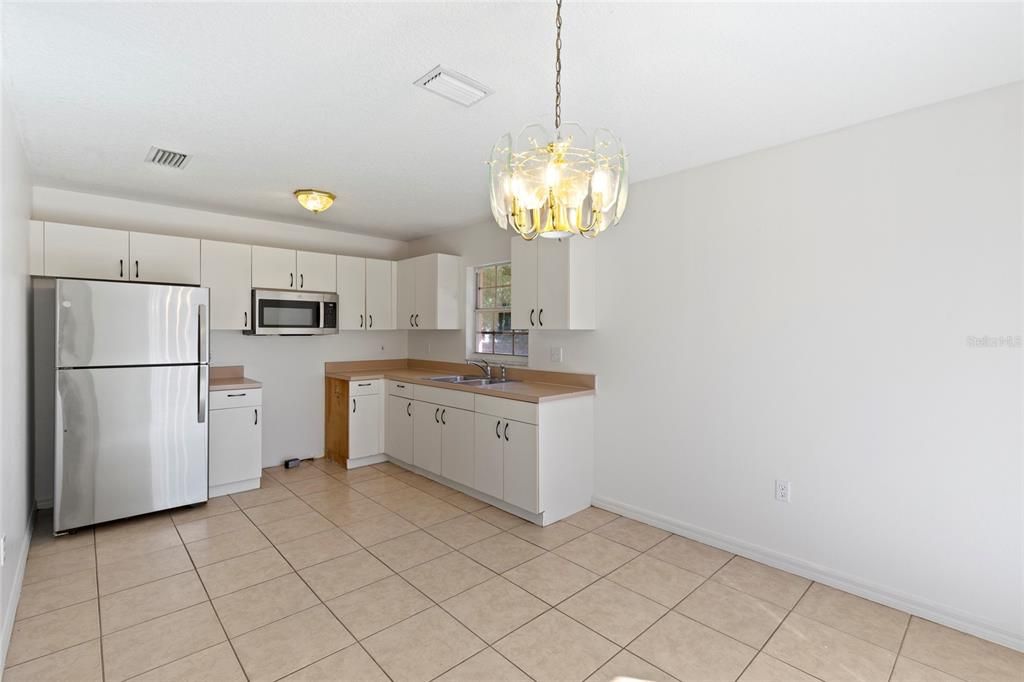 合同活跃: $325,000 (3 贝兹, 2 浴室, 1120 平方英尺)