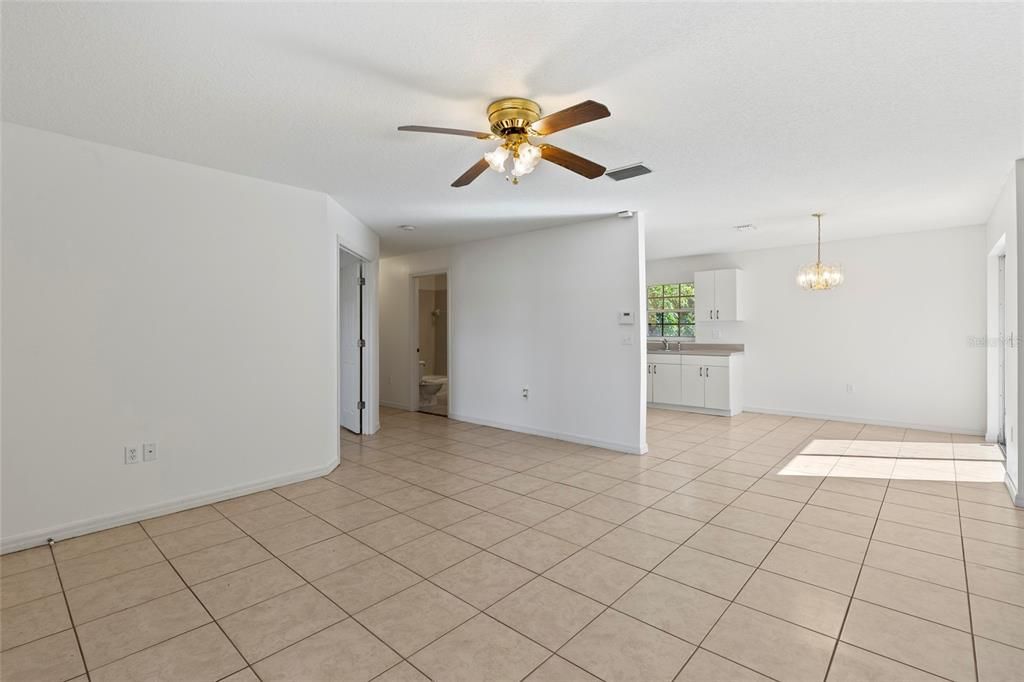 合同活跃: $325,000 (3 贝兹, 2 浴室, 1120 平方英尺)