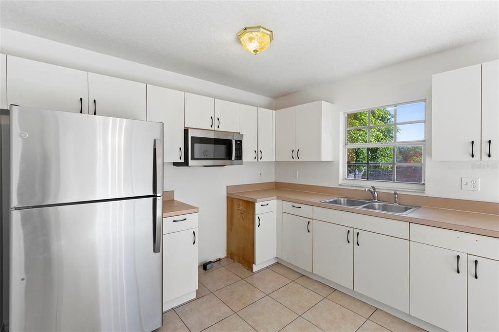 合同活跃: $325,000 (3 贝兹, 2 浴室, 1120 平方英尺)