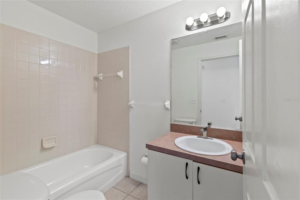 合同活跃: $325,000 (3 贝兹, 2 浴室, 1120 平方英尺)