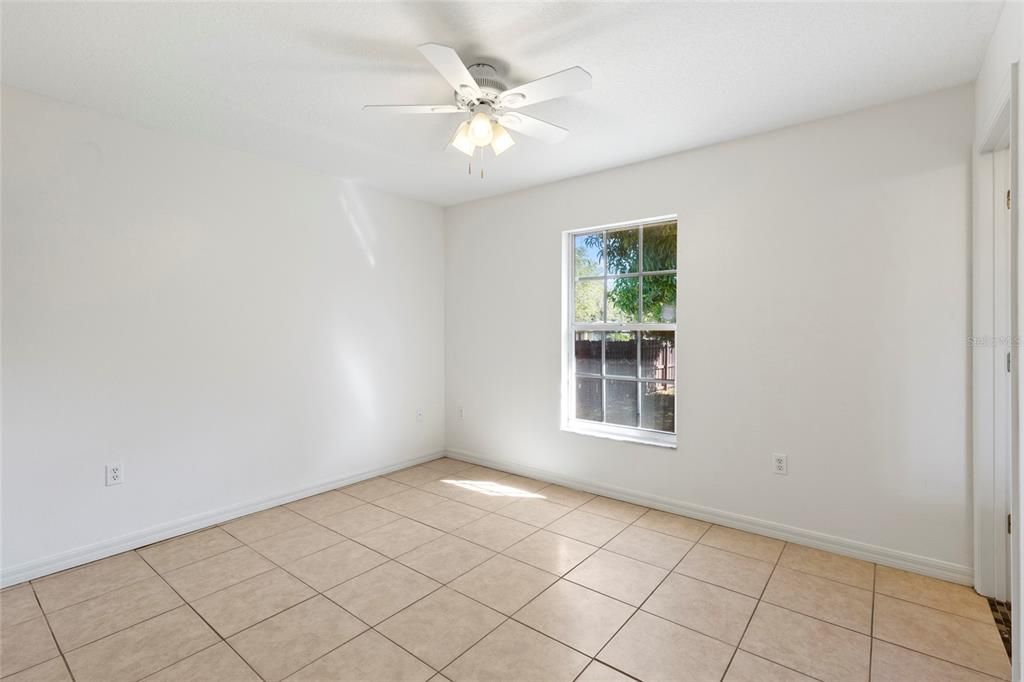 合同活跃: $325,000 (3 贝兹, 2 浴室, 1120 平方英尺)