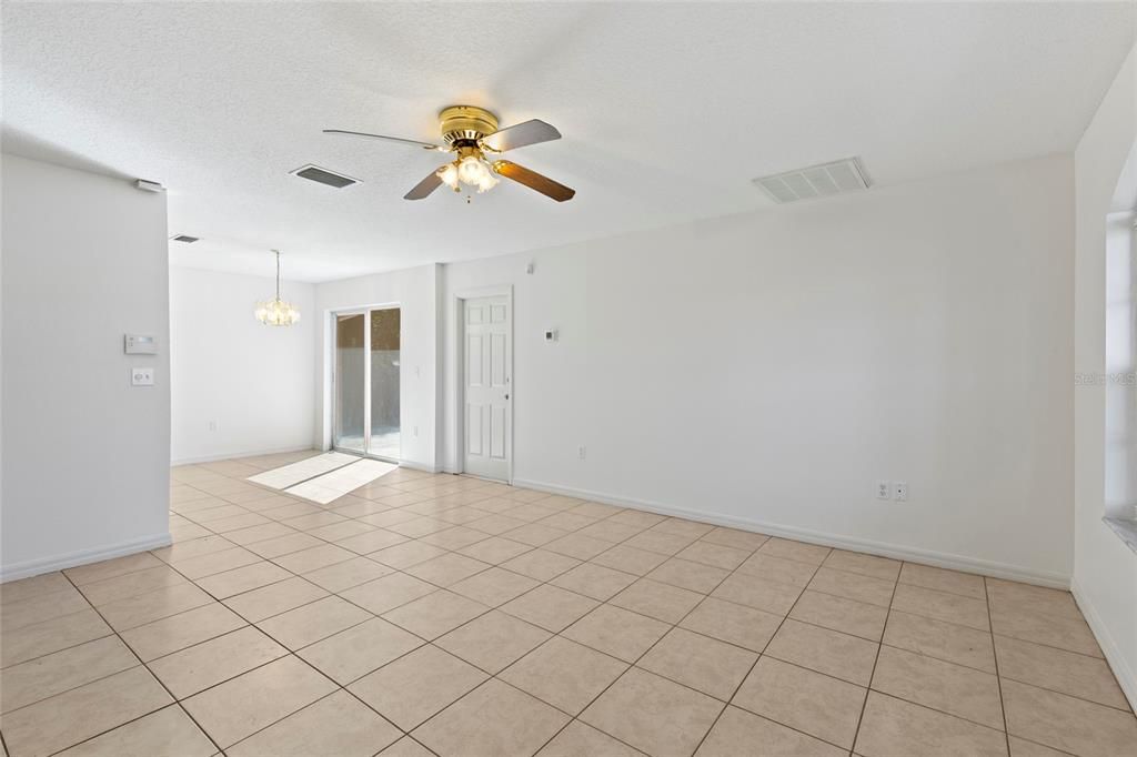 合同活跃: $325,000 (3 贝兹, 2 浴室, 1120 平方英尺)