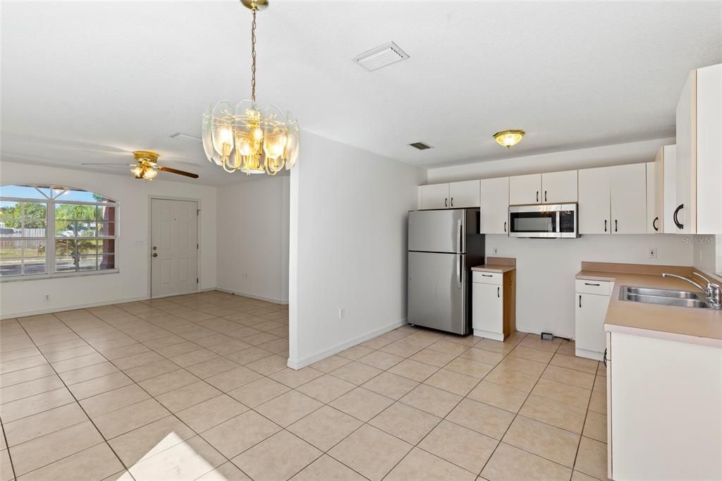 合同活跃: $325,000 (3 贝兹, 2 浴室, 1120 平方英尺)