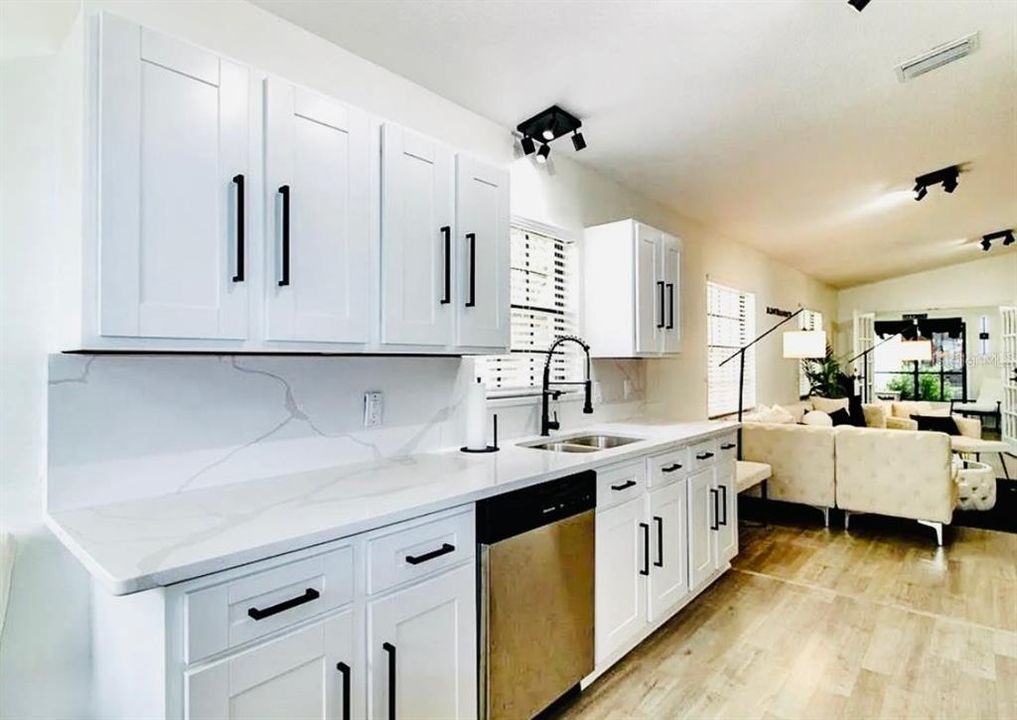 На продажу: $299,000 (2 спален, 2 ванн, 1321 Квадратных фут)