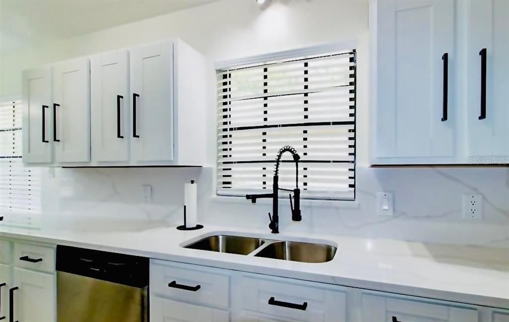 На продажу: $299,000 (2 спален, 2 ванн, 1321 Квадратных фут)