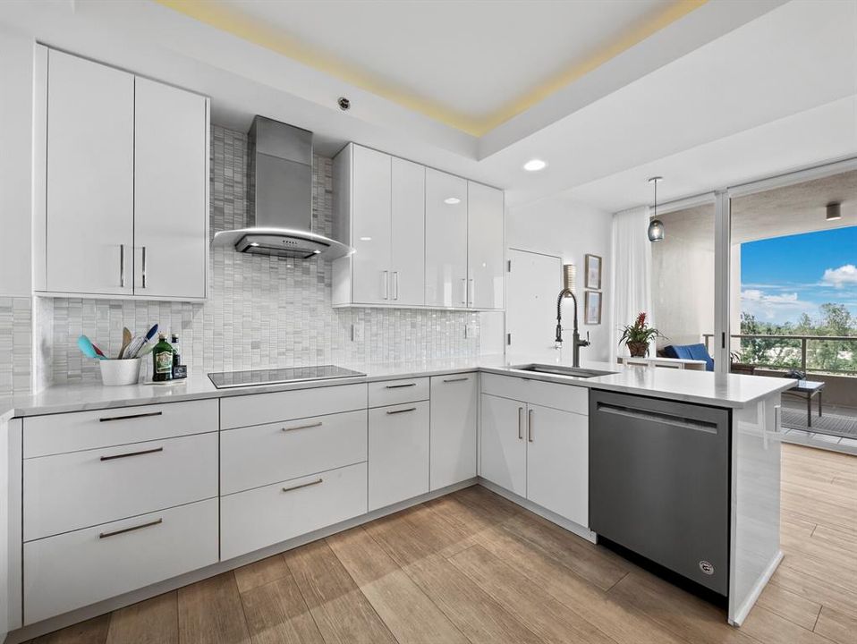 En Venta: $1,695,000 (3 camas, 3 baños, 2550 Pies cuadrados)