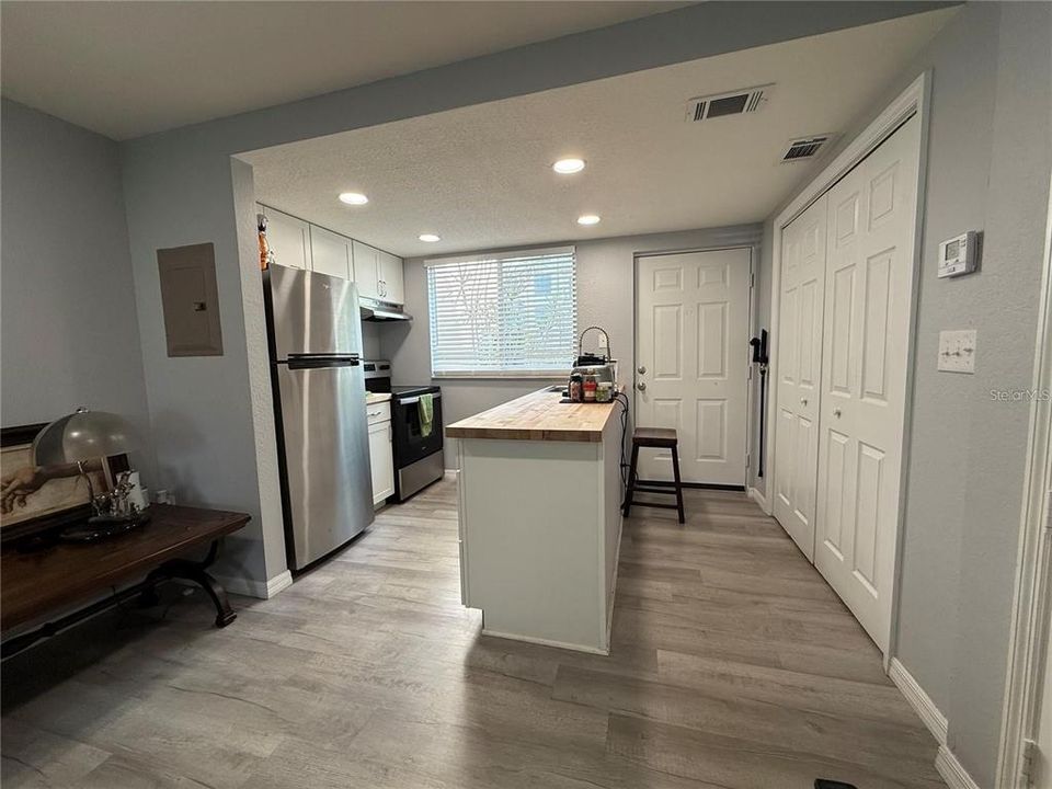 Под контрактом: $299,000 (2 спален, 1 ванн, 875 Квадратных фут)