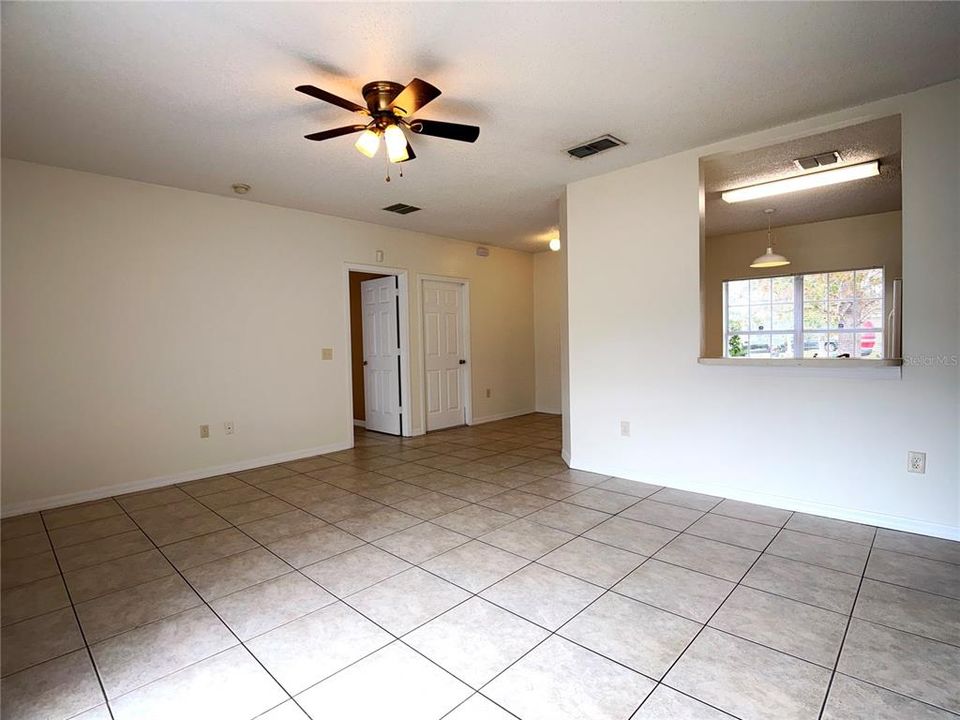 Activo con contrato: $1,299 (3 camas, 2 baños, 1152 Pies cuadrados)