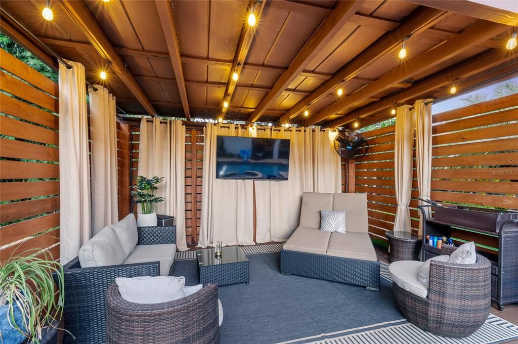 Под контрактом: $2,495,000 (5 спален, 4 ванн, 5916 Квадратных фут)