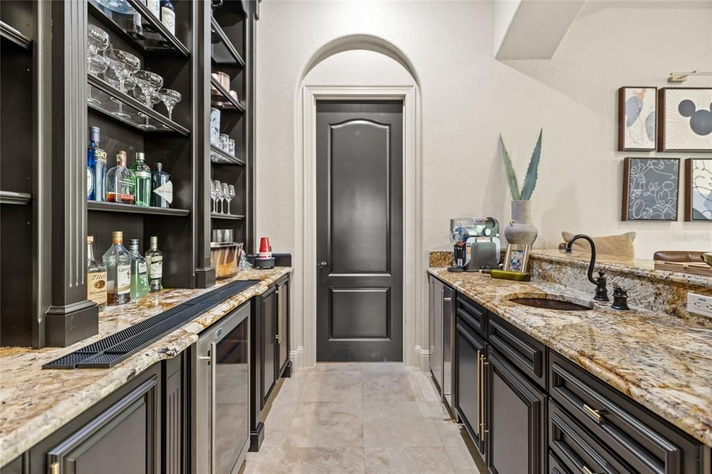 Под контрактом: $2,495,000 (5 спален, 4 ванн, 5916 Квадратных фут)