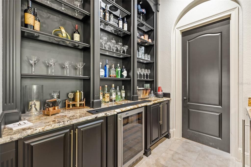 Под контрактом: $2,495,000 (5 спален, 4 ванн, 5916 Квадратных фут)