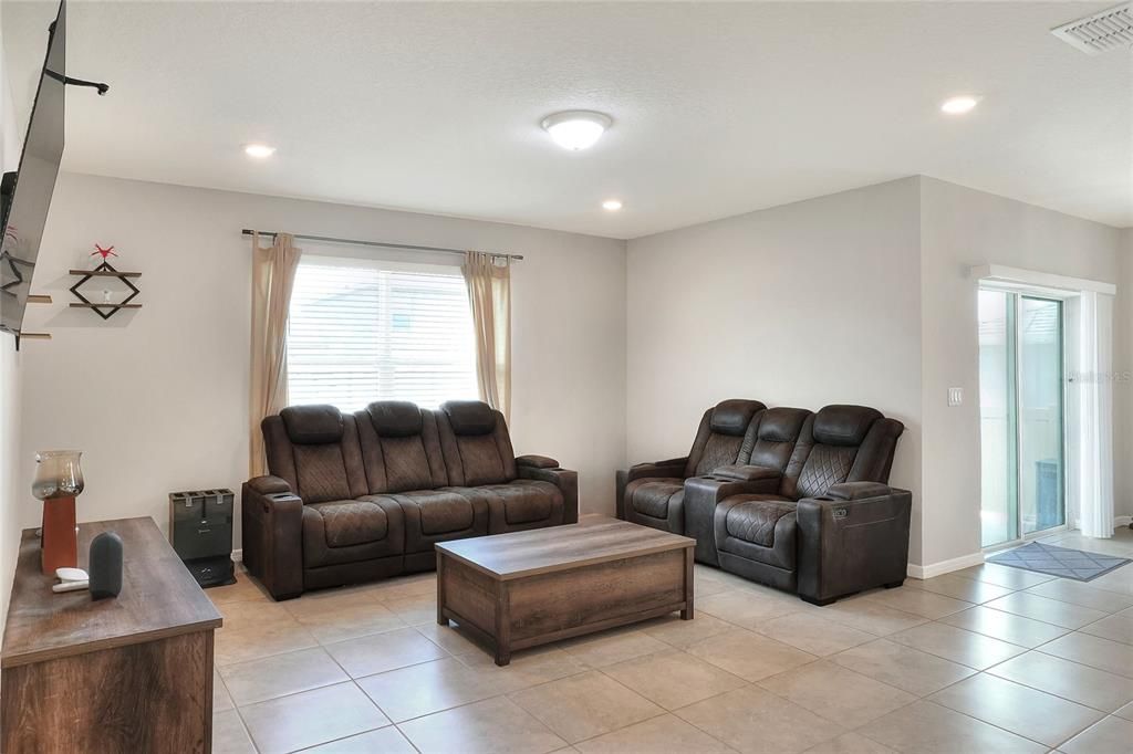 出租: $2,400 (4 贝兹, 2 浴室, 1865 平方英尺)