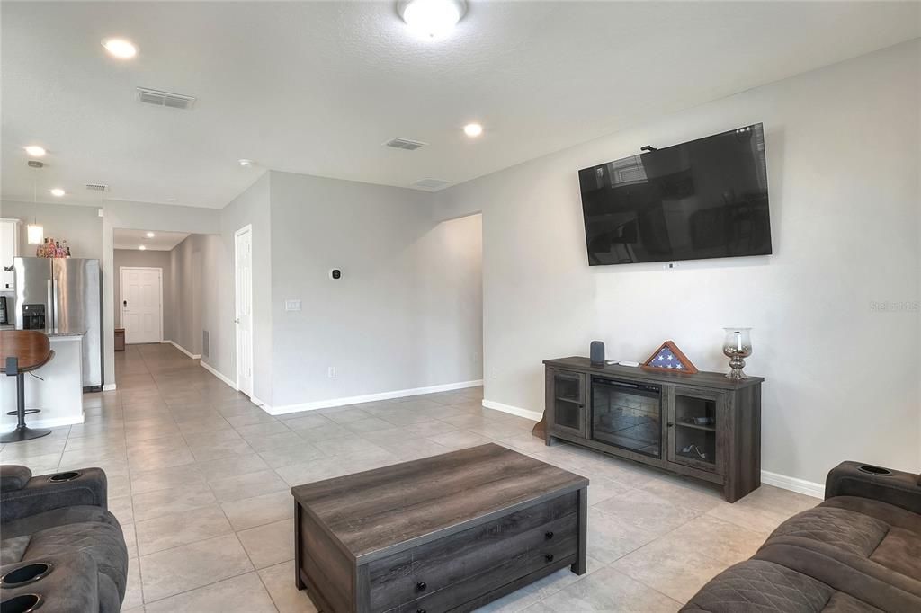 出租: $2,400 (4 贝兹, 2 浴室, 1865 平方英尺)