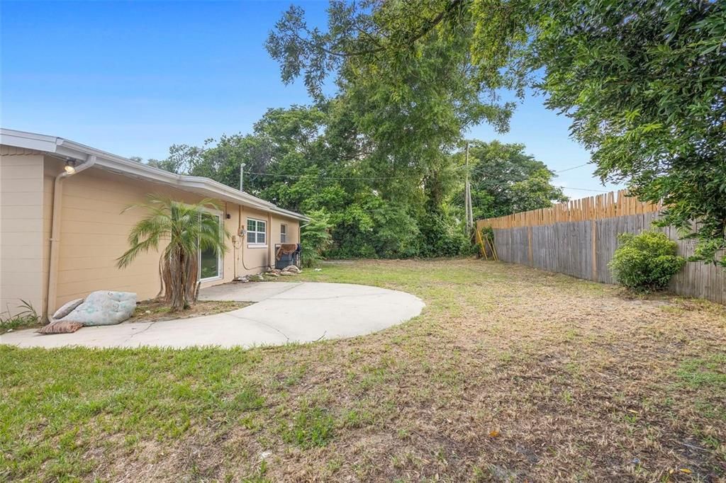 Active With Contract: $1,800 (3 beds, 2 baths, 1179 Square Feet)