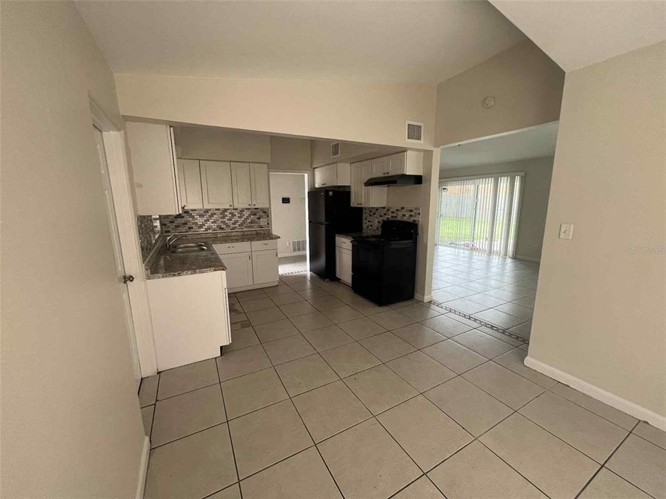 Active With Contract: $1,800 (3 beds, 2 baths, 1179 Square Feet)