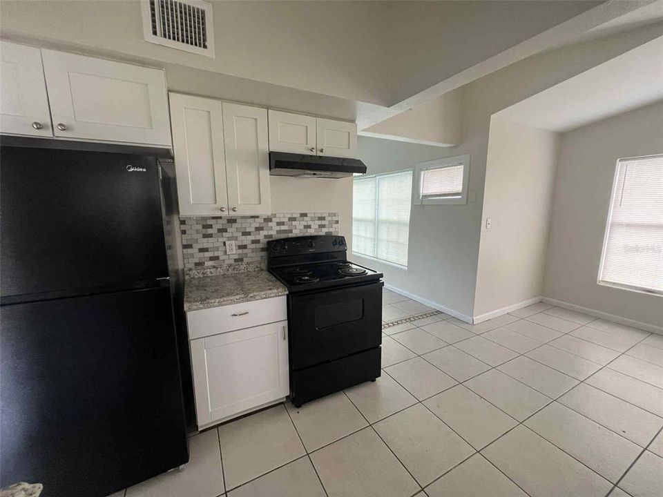 Active With Contract: $1,800 (3 beds, 2 baths, 1179 Square Feet)