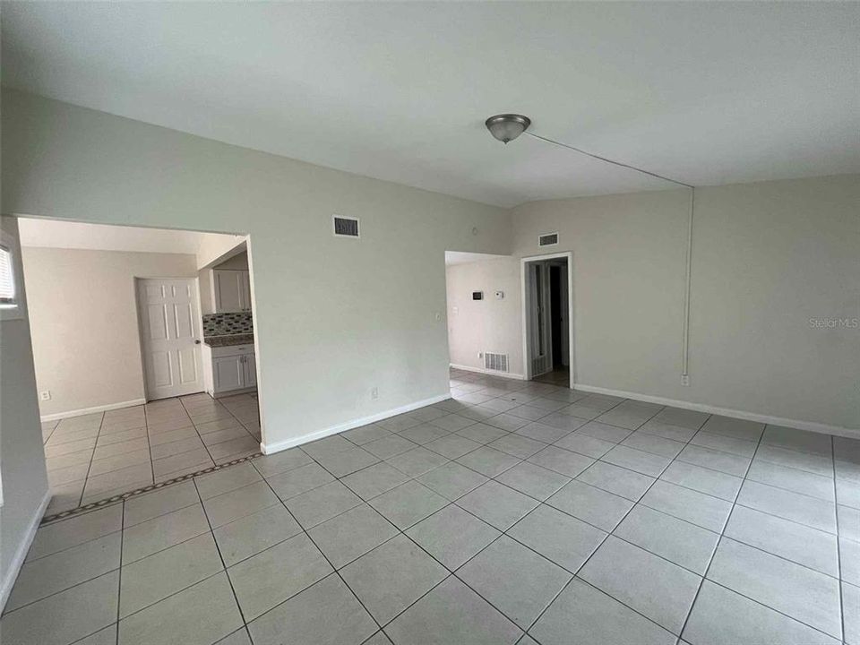 Active With Contract: $1,800 (3 beds, 2 baths, 1179 Square Feet)